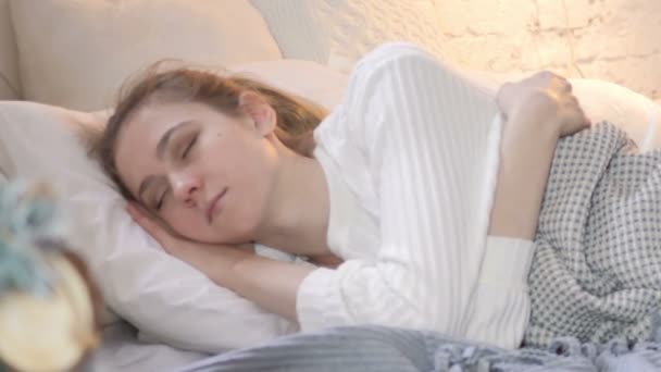 Nahaufnahme einer hübschen jungen Frau, die im Bett schläft — Stockvideo