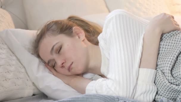 Ung kvinna sover i sängen — Stockvideo