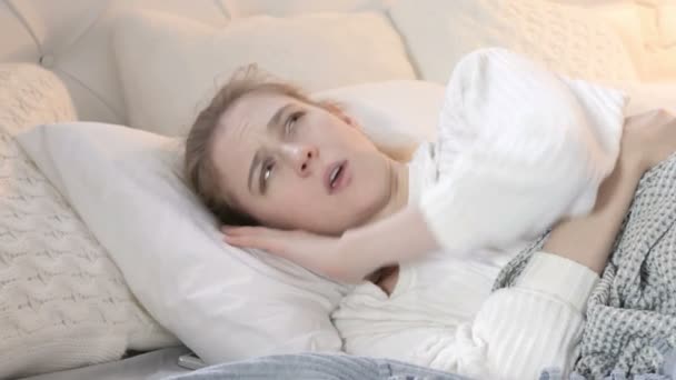 Больная молодая женщина кашляет во время сна в постели, кашель — стоковое видео