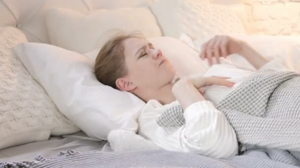 Inquieta perturbada joven mujer tratando de dormir en la cama — Vídeo de stock