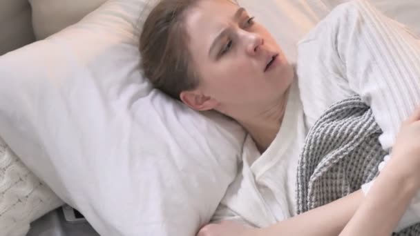 Top uitzicht van jonge vrouw wakker worden in shock, nachtmerrie — Stockvideo