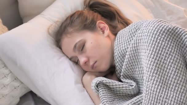 Dormire Giovane donna a letto, Vista dall'alto — Video Stock