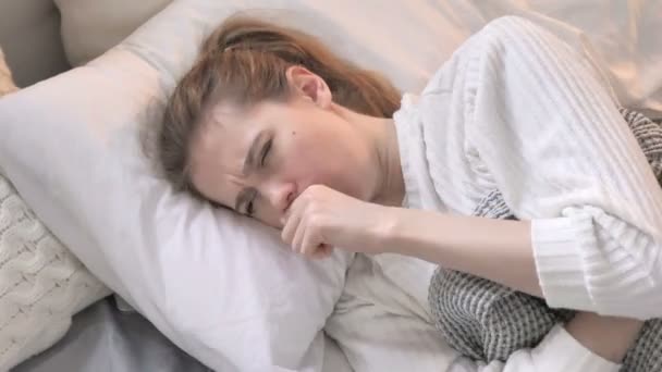 Draufsicht auf hustende junge Frau im Bett — Stockvideo