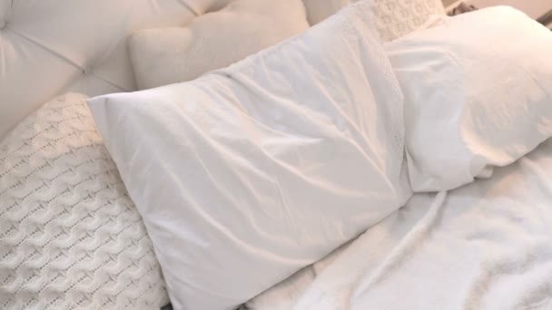 Vista superior de la cama con almohadas — Vídeo de stock