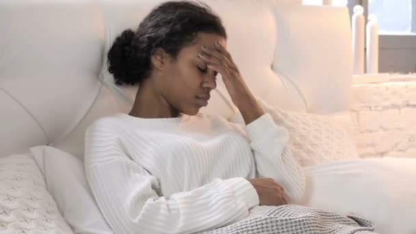 Mulher Africana jovem com dor de cabeça Relaxante na cama — Vídeo de Stock