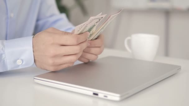 Primer plano de la mano que cuenta dólar en la oficina — Vídeo de stock