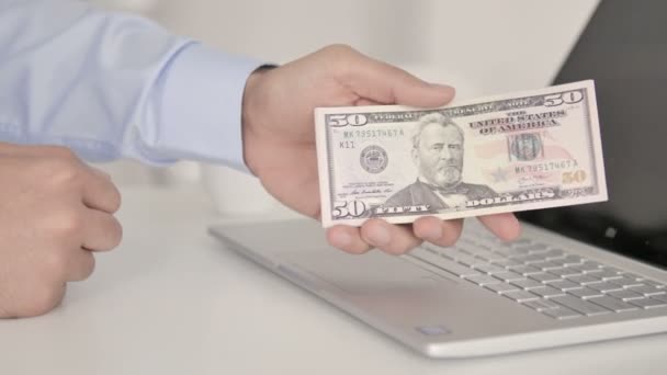 Close-up van de hand die dollar in Office toont — Stockvideo