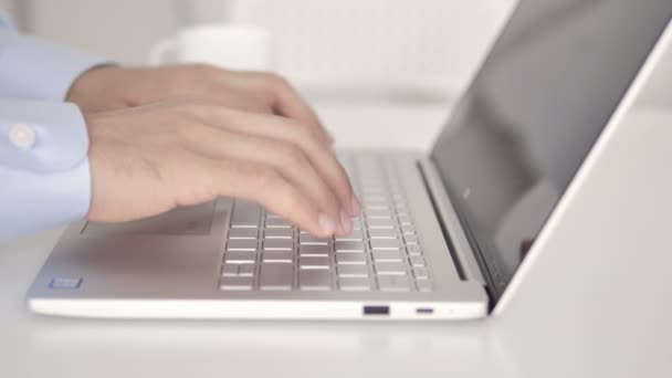 Fechar as mãos digitando no laptop — Vídeo de Stock