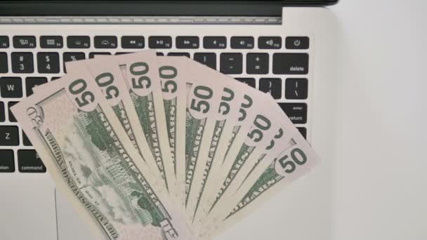 Draufsicht auf Dollars auf der Tastatur des Laptops, Geschäftskonzept — Stockvideo