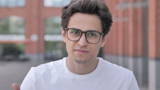 Retrato al aire libre de gritando Joven enojado — Vídeos de Stock