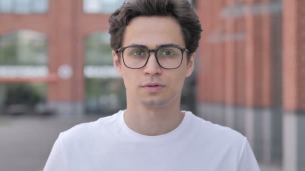Venkovní portrét šokovaný mladý muž zvědavý na úctu — Stock video