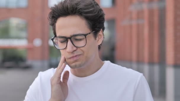 Utomhus närbild av ung man med tandvärk — Stockvideo