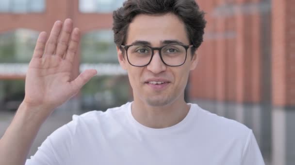 야외서 서 있는 젊은 남자에 의해 온라인 화상 채팅 — 비디오