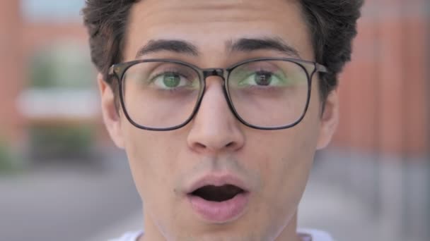 Na wolnym powietrzu zbliżenie z Shocked młody człowiek w okulary — Wideo stockowe