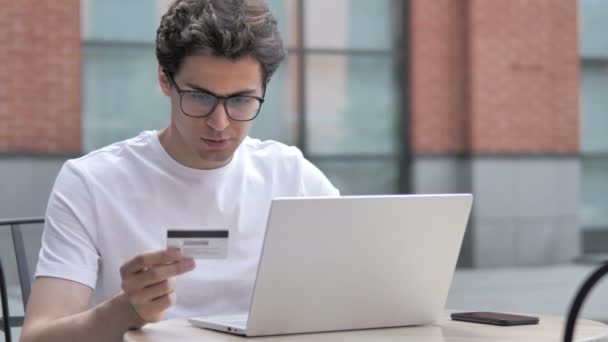 Онлайн оплата молодою людиною на ноутбуці, онлайн-банкінгу — стокове відео