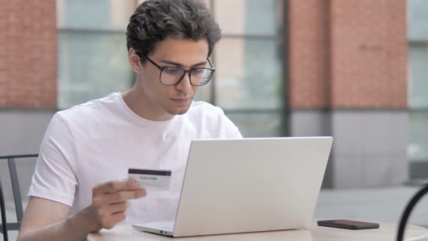 Провал покупок в Интернете для молодого человека — стоковое видео