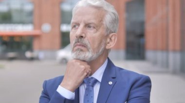 Eski İşadamı Nın Dış Mekan Portresi Yeni Planı Düşünüyor