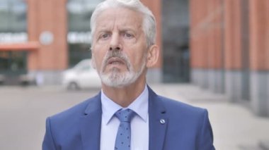 Eski İşadamı Fırsat Arıyor, Arıyor