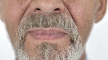 Yaşlı Adamın Gülümsemesinin Yakın Çekimi
