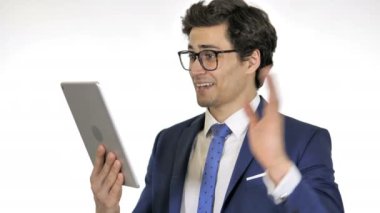 Genç İşadamı tarafından Tablet Online Görüntülü Sohbet, Beyaz Arka Plan