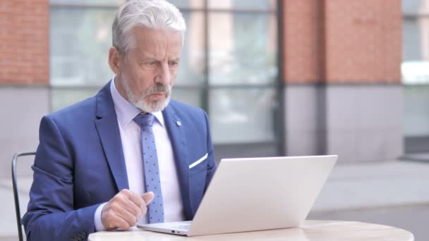 Velho empresário perturbado reagindo à perda no laptop, ao ar livre — Vídeo de Stock