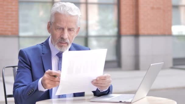 Alter Geschäftsmann begeistert von neuem Vertrag, im Freien — Stockvideo