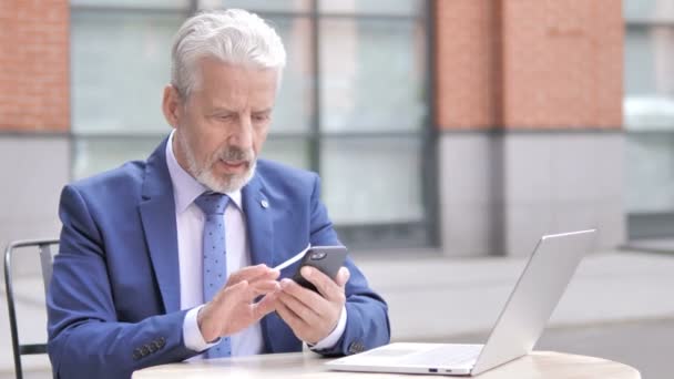 Velho empresário animado para o sucesso no telefone — Vídeo de Stock