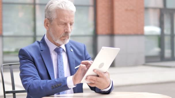 Velho empresário usando Tablet, Ao ar livre — Vídeo de Stock