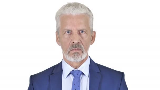 Portret smutnego starego biznesmen na białym tle — Wideo stockowe