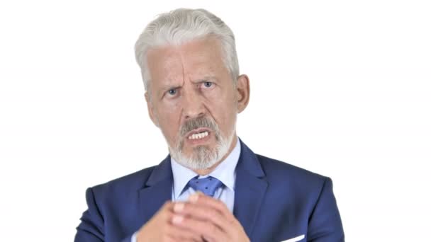 Alter Geschäftsmann verärgert über Ergebnisse isoliert auf weißem Hintergrund — Stockvideo