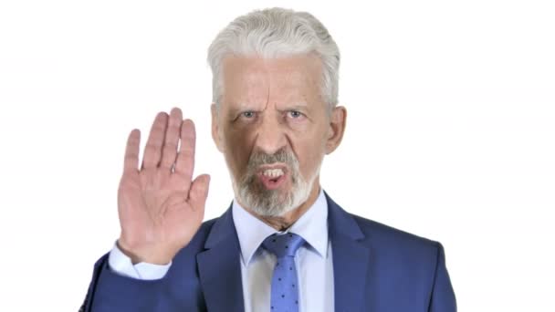 Stop geste par vieil homme d'affaires isolé sur fond blanc — Video