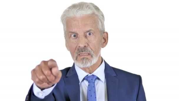 Velho empresário apontando com o dedo, fundo branco — Vídeo de Stock