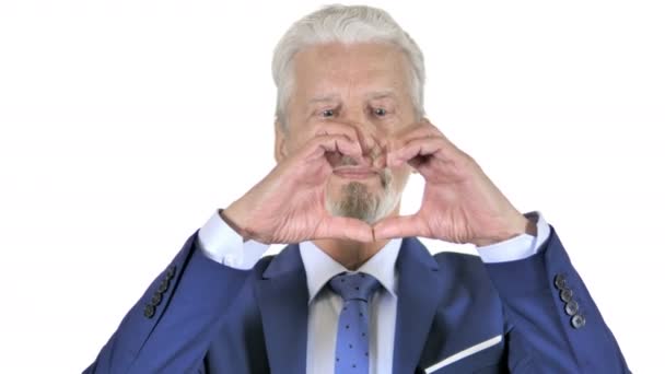 Рукотворне серце старого бізнесмена ізольовано на білому тлі — стокове відео