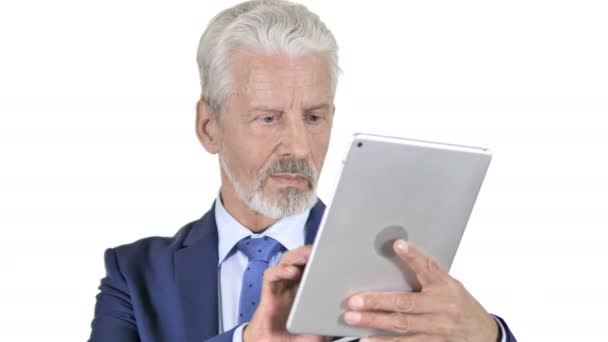 Régi üzletember használata Tablet, fehér háttér — Stock videók