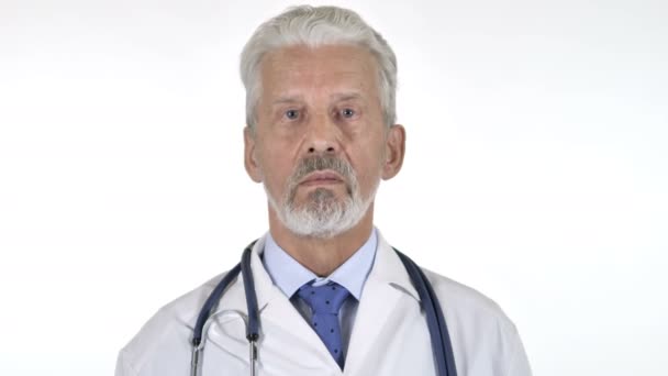 Retrato del médico sénior agitando la cabeza para permitir, fondo blanco — Vídeos de Stock