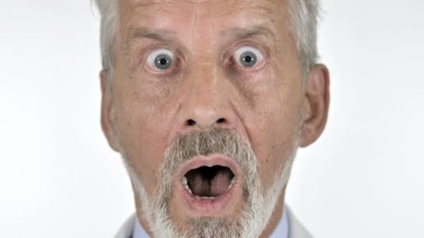 Close-up van geschokt oude man, witte achtergrond — Stockvideo