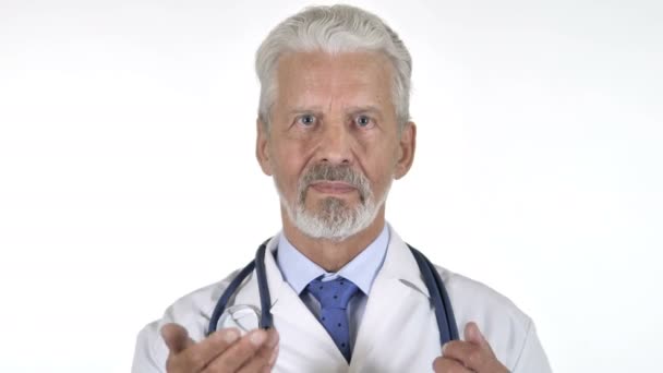 Senior Doctor pratar under videochatt, vit bakgrund — Stockvideo