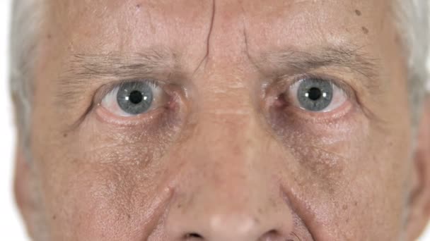 Primer plano de los ojos parpadeantes del anciano — Vídeo de stock