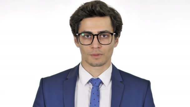 Portret van jonge zakenman afwijzing aanbod, witte achtergrond — Stockvideo