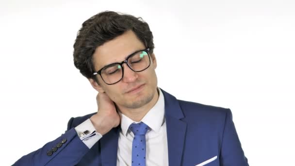 Fiatal üzletember a nyaki fájdalom izolált fehér háttér — Stock videók