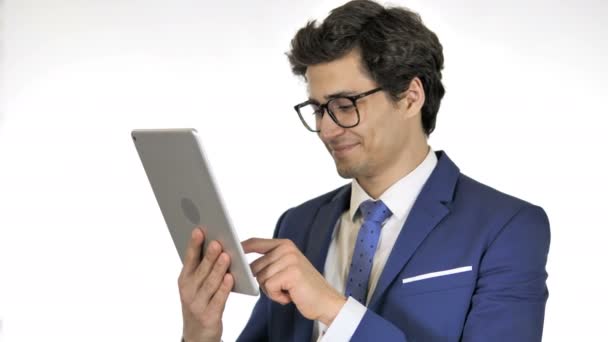 Giovane imprenditore utilizzando tablet, sfondo bianco — Video Stock