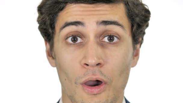 Närbild av chockad ung man, vit bakgrund — Stockvideo