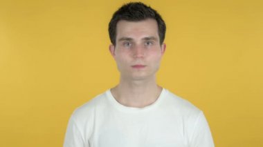 Genç Adam Sarı Arka Plan Üzerinde İzole Reddetme Parmak Sallayarak