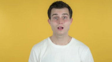 Genç Adam Gesturing Başarısızlık ve Sorunlar Sarı Arka Plan Izole