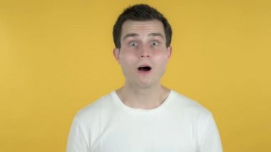 Wow, Mutlu Amazed Genç Adam Sarı Arka Plan Izole Hediye şaşırttı
