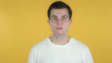 Hayal kırıklığı ve Öfke Sarı Arka Plan izole ile Genç Adam
