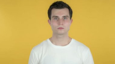 Çığlık Kızgın Genç Adam Sarı Arka Plan izole