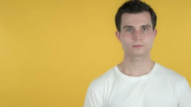 Genç Adam Yan, Sarı Arka Plan Üzerinde Ürün Gösteren