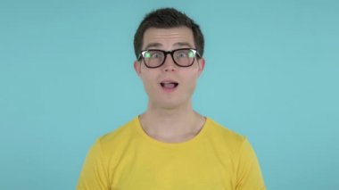 Genç Adam Gesturing Thumbs Up Mavi Arka Plan Üzerinde İzole