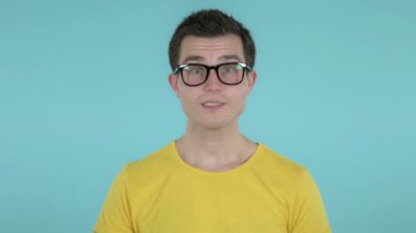Mavi Arka Plan Üzerinde İzole Genç Adam tarafından Zafer İşareti